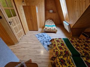 ザコパネにあるWilla Stachoniówkaのベッド2台とドアが備わる小さな部屋です。