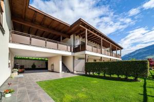 リフィアーノにあるLandhaus Freiburgerhof Wohnung 1の芝生の家の外観