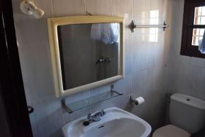 Koupelna v ubytování Gîte rural 100 % authentique (8 pers) avec piscine + 37 fotografií