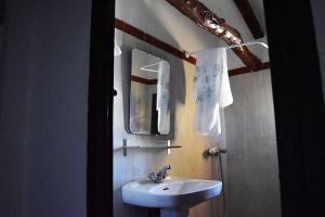 Koupelna v ubytování Gîte rural 100 % authentique (8 pers) avec piscine