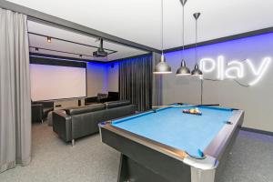 a pool table in a room with a projection screen at Studio Topaz in Gdańsk