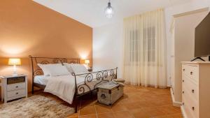 Un dormitorio con una cama y un televisor. en A gorgeous villa on a private property on the island Brač, en Pučišća 22 fotos más