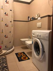 ラ・マッダレーナにあるLa casa Al Portoのバスルーム(洗濯機、トイレ付)