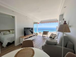 TV a/nebo společenská místnost v ubytování Poniente Beach Modern Apartment