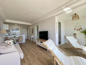 TV a/nebo společenská místnost v ubytování Poniente Beach Modern Apartment
