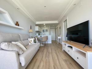 TV a/nebo společenská místnost v ubytování Poniente Beach Modern Apartment