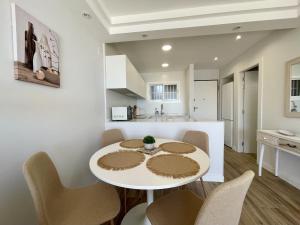 Kuchyň nebo kuchyňský kout v ubytování Poniente Beach Modern Apartment