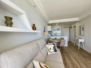 Kuchyň nebo kuchyňský kout v ubytování Poniente Beach Modern Apartment