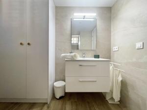 Koupelna v ubytování Poniente Beach Modern Apartment