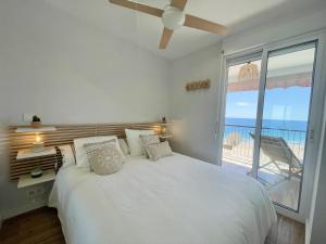 Postel nebo postele na pokoji v ubytování Poniente Beach Modern Apartment