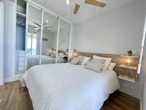 Postel nebo postele na pokoji v ubytování Poniente Beach Modern Apartment + 15 fotografií