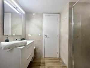 Koupelna v ubytování Poniente Beach Modern Apartment