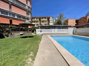 Bazén v ubytování Poniente Beach Modern Apartment nebo v jeho okolí