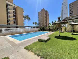 Bazén v ubytování Poniente Beach Modern Apartment nebo v jeho okolí