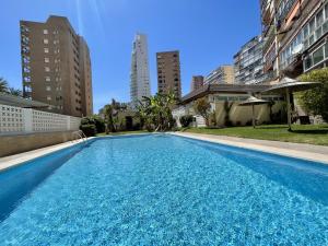 Bazén v ubytování Poniente Beach Modern Apartment nebo v jeho okolí