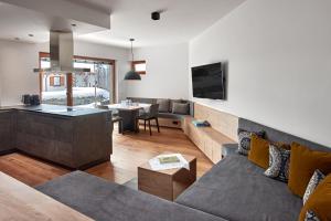 uma sala de estar com um sofá e uma mesa em Hotel Sonnblick em Lech am Arlberg