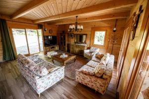 an overhead view of a living room with couches and a table at Kocierska Chata in Kocierz Rychwałdzki