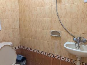 een badkamer met een toilet en een wastafel bij RedDoorz Syariah near Pasar Sleko Madiun in Madiun