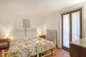 1 dormitorio con cama y ventana grande en Appartamento La Tavernetta, en Pian di Scò