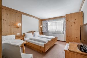 A bed or beds in a room at Gasthof Schroll