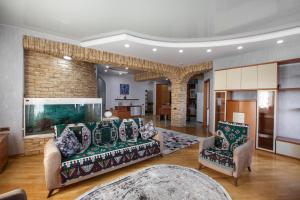 een woonkamer met 2 banken en 2 stoelen bij Leyla Apartments 1 in Baku