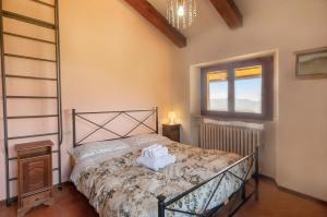 een slaapkamer met een bed en een raam bij La Loggia in Pian di Scò