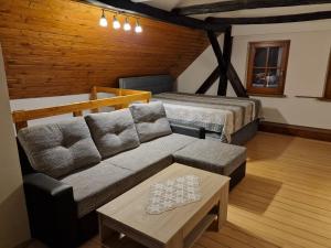 - un salon avec un canapé et un lit dans l'établissement Vacation House Donacka Gora, à Rogatec