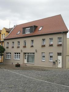 uma casa grande com telhado vermelho em AppartementHaus Nienburg em Nienburg