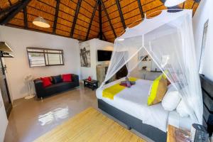 ein Schlafzimmer mit einem Himmelbett in der Unterkunft African Sky Villas in Marloth Park