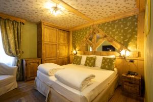 1 Schlafzimmer mit 2 Betten in einem Zimmer in der Unterkunft Hotel Bucaneve in Breuil-Cervinia