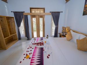 Una habitación con una cama con una mesa con comida. en KUBU YANG COTTAGE, en Nusa Penida