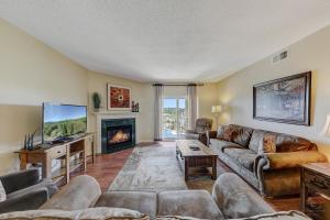 un salon avec un canapé et une cheminée dans l'établissement Always Dreaming Whispering Pines 233, à Pigeon Forge