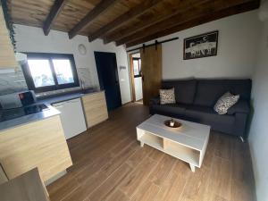 un soggiorno con un divano e un tavolo di Mardelava a Tinajo