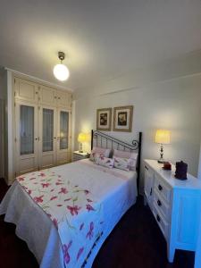 een slaapkamer met een groot bed en een blauw dressoir bij Cocas House II - Almada in Almada