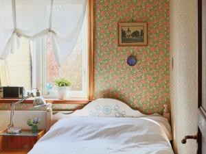 een slaapkamer met een bed en een raam bij Holiday home BÅSTAD in Båstad