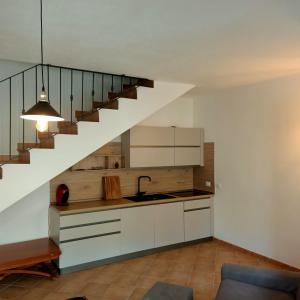 une cuisine avec un évier et un escalier dans l'établissement Santa Teresa Gallura Green House, à Santa Teresa Gallura
