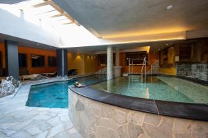 Bazén v ubytování Hotel Bucaneve nebo v jeho okolí