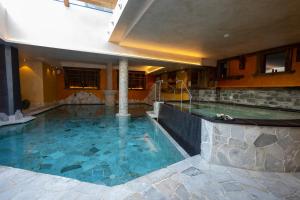 Bazén v ubytování Hotel Bucaneve nebo v jeho okolí