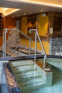 Bazén v ubytování Hotel Bucaneve nebo v jeho okolí