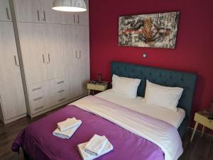 1 dormitorio con 1 cama con 2 toallas en Cozy apartm.near Metro Ag.Marina, en Atenas