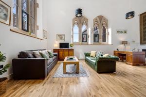 Sala de estar con 2 sofás y mesa en Host & Stay - Belvidere Church en Liverpool