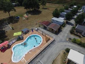 Bazén v ubytování CAMPING LES EMBRUNS 3* nebo v jeho okolí