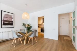 comedor y cocina con mesa y sillas en Exclusive Apartments Barcelona 4 personas Torrella, en Terrassa