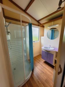 A bathroom at Camping les Hirondelles