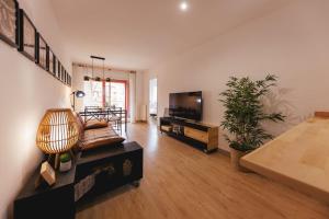 TV a/nebo společenská místnost v ubytování Bravissimo Pont de la Princesa, comfortable 3-bedroom apartment