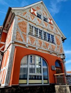 ein orangefarbenes und weißes Gebäude mit Fenstern in der Unterkunft Ferienwohnungen im Gewölbe in Wismar