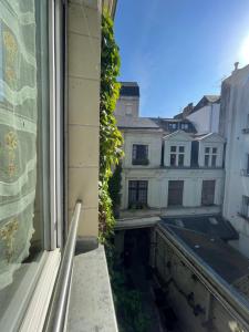 una vista desde la ventana de un edificio en Appart Hotel Avril de la Roche, en Angers