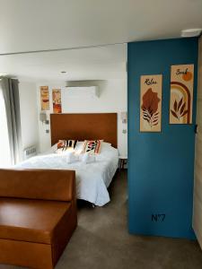 a bedroom with a bed and a blue wall at Domaine des voiles de Pierrefeu in Pierrefeu-du-Var