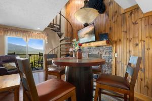 Ein Sitzbereich in der Unterkunft Deer Ridge Mountain Resort E308