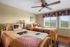 um quarto com 2 camas e uma ventoinha de tecto em Deer Ridge Mountain Resort E308 em Gatlinburg